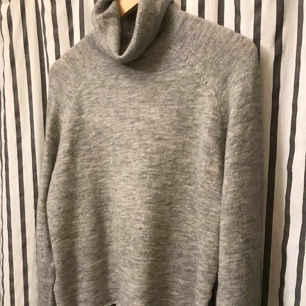 GREY SWEATER
